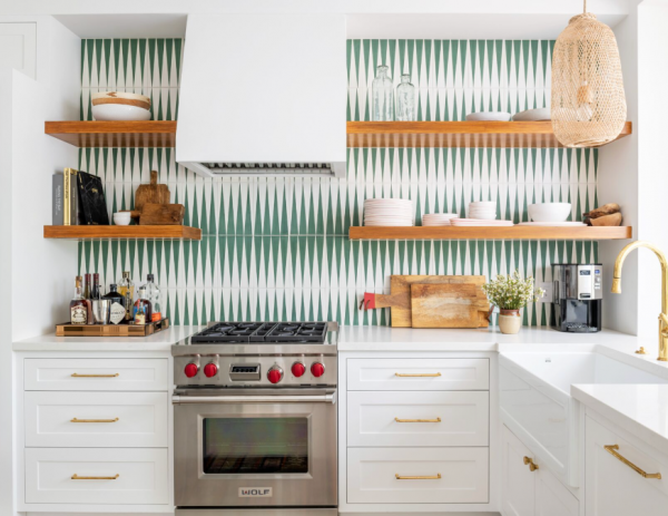 Dapur dengan backsplash berbahan keramik yang mencolok
